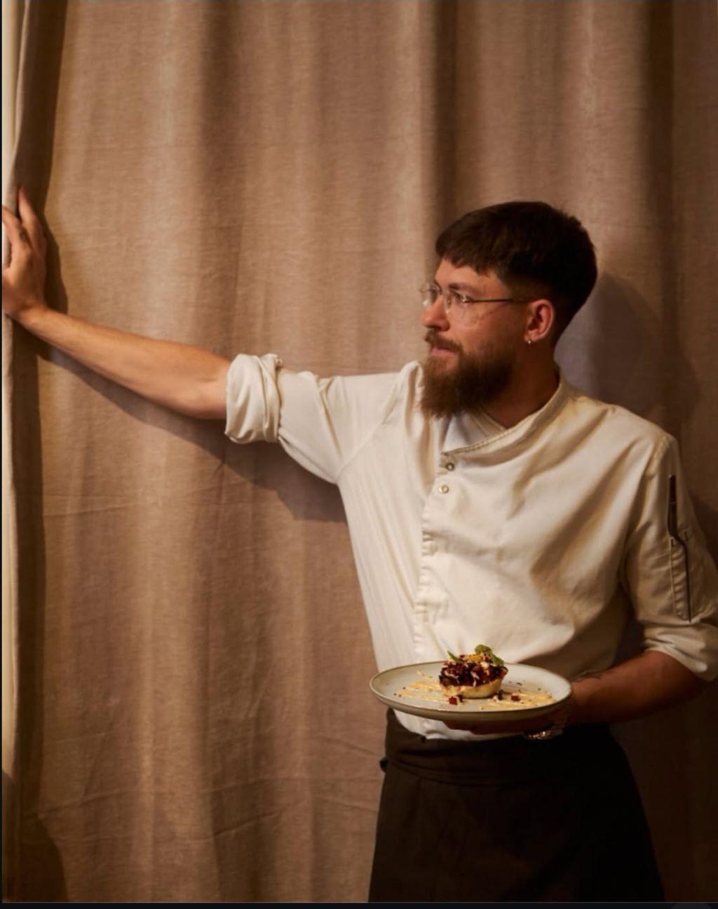 Servicemitarbeiter mit einem Dessert-Teller